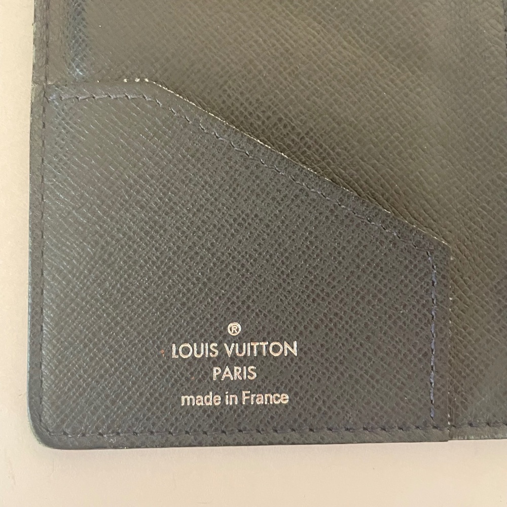 Louis Vuitton Taiga Leather Bifold Wallet/Passport Holder Unisex - Picture 11 of 15